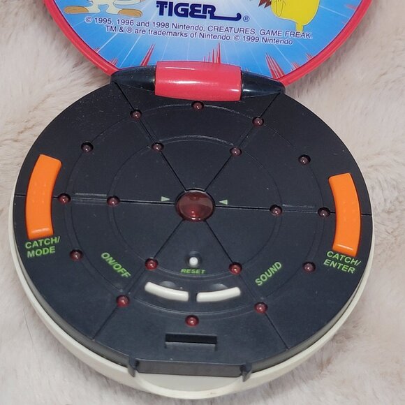 Vintage Tiger Electronics 1999 Pokemon Poke Ball Handheld LCD Game - Working - Picture 2 of 10